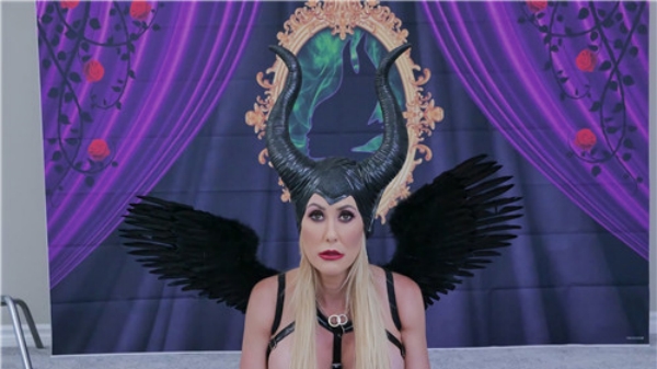 高冷女巫私下竟是饥渴荡妇，淫水直流求操！